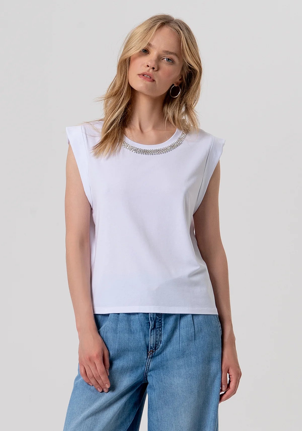 CAMISETA CUELLO BRILLO