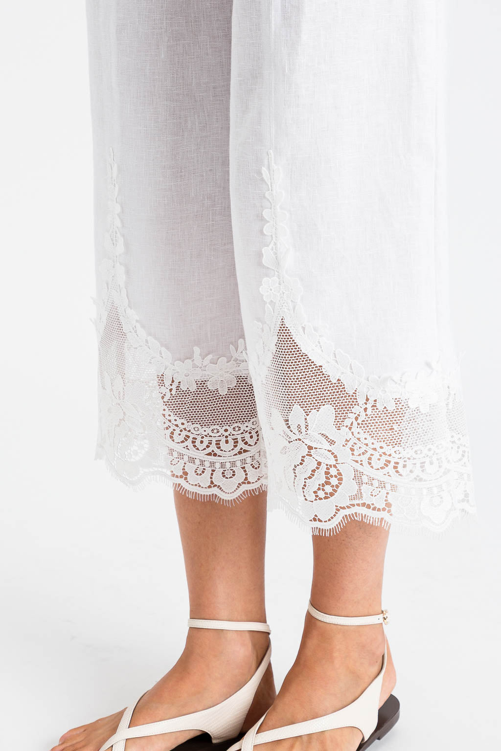 PANTALÓN BAJO BORDADO