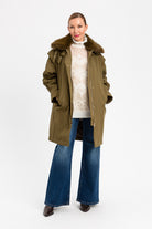TRENCH PELO CUELLO