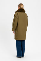TRENCH PELO CUELLO